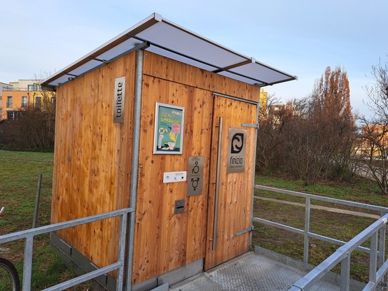 Eine aus Holz gebaute, kostenlos verfügbare, barrierefreie & ökologische Toilette an der Rummelsburger Bucht in Berlin.
