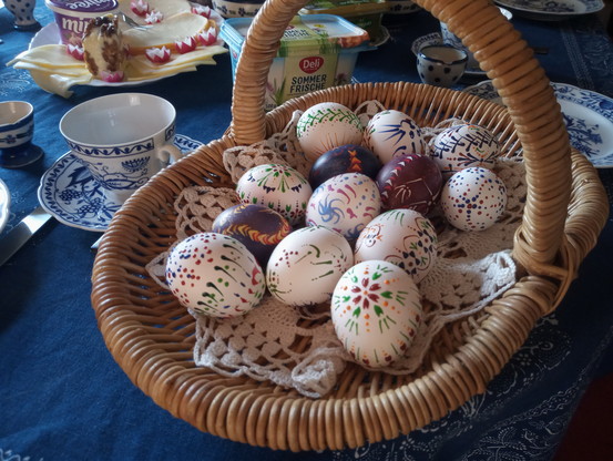 Ostereier im Körbchen auf dem Frühstückstisch.