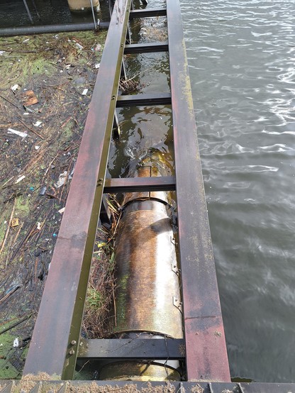 Ein großes Rohr verläuft vom Ausgang des Kanalisationsüberlaufs in den Zwischenspeicher. 