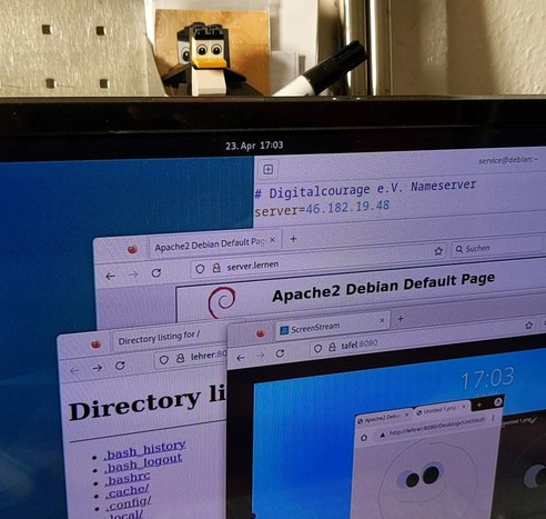 Bildschirmausschnitt mit mehreren Browserfenstern, in deren Adresszeile Namen wie „Server“, „Tafel“ und „Lehrer“.