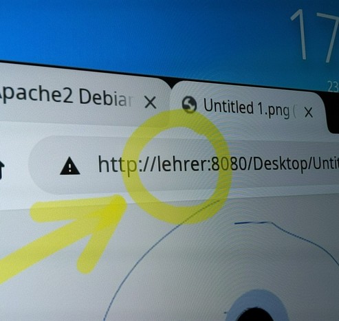 Bildschirmausschnitt eines Browserfensters auf digitaler Schultafel, in der Adresszeile der Name „lehrer“, markiert mit einem digitalem Marker