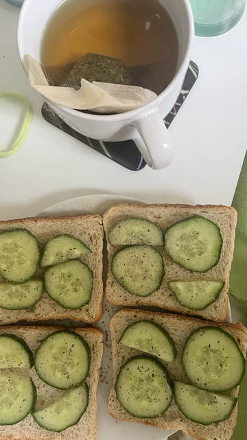 Toast with cucumber and seasoning, fresh green tee