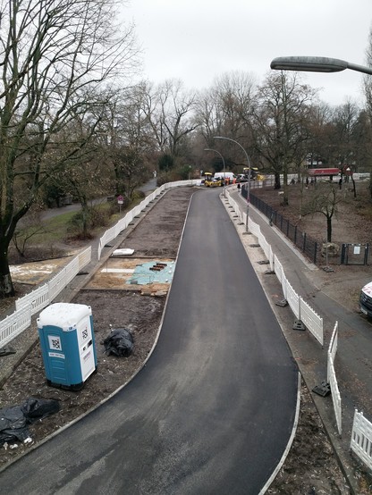 Beginn der Umbauarbeiten am Görlitzer Ufer. Die asphaltierten Parkplätze werden entsiegelt.