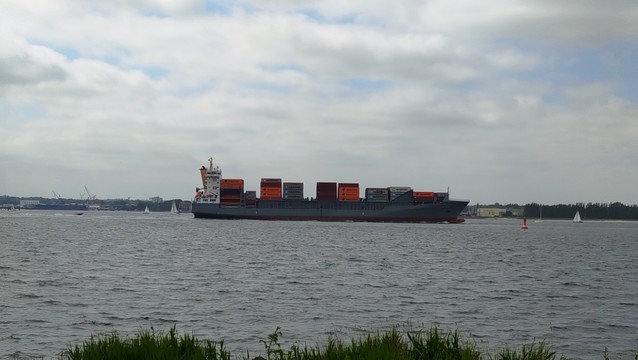 Ein kleines Container Schiff auf der Kieler Förde