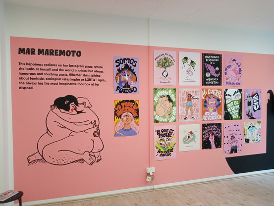 Wand mit posterartigen Illustrationen von Mar Maremoto