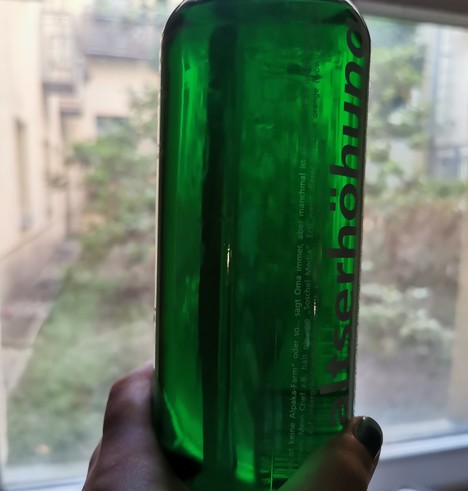 Flasche mit Waldmeister Sirup