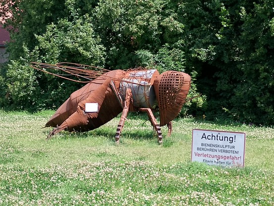 Bienenskulptur mit Warnung.
Das Berühren der Skulptüren mit den Pfoten ist verboten! ;)