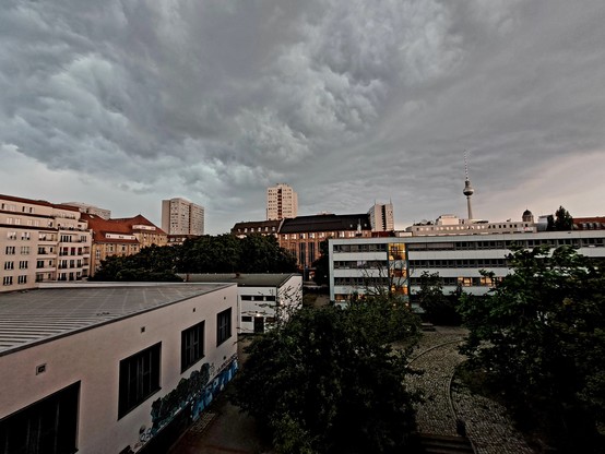 Tief grauer Gewitterhimmel in Berlin Mitte. Hochhäuser & Fernsehturm sind im Bild zu sehen