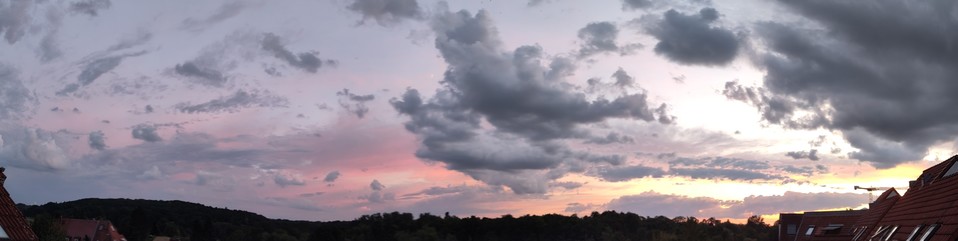 Panoramabild voß Sonnenuntergang mit mächtigen Wolken.