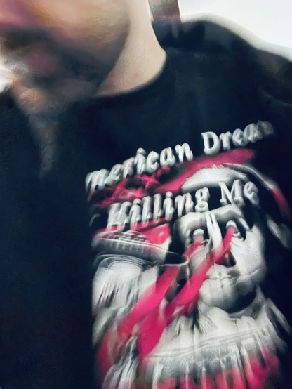 Verschwommenes Selfie mit Tshirt Green Day the American dream is killing me