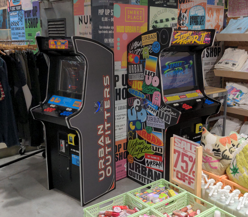Bespielbare Retrokonsolen mit „Ms. Pacman“ und „Street Fighter 2“ in einem Dubliner Klamottenladen.