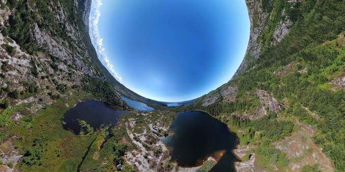 360 Grad Aufnahme einer Fjordlandschaft.