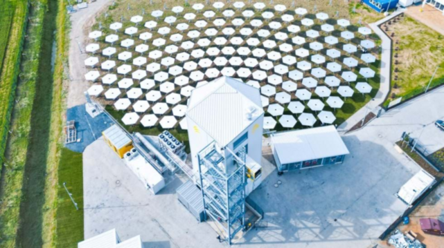 [ImageSource: thechemicalengineer]

The pilot plant in Germany has a 20-meter-tall tower and around 1,500 square meters of mirrors, producing 600 kW of output. The hexagonal mirrors are very thin and the plant uses drones to aim the mirrors quickly compared to other methods.