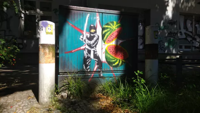 Grafitti eines Ninja der eine Melone zerteilt