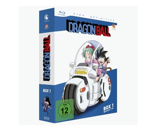 Bluray Box Dragonball Vol. 1. Bulma und Son Goku sitzen auf einem Motorrad das überdacht ist. Der Hintergrund ist simpel weiß blau