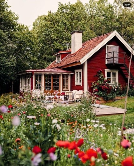 Little red swedish house in a nedow