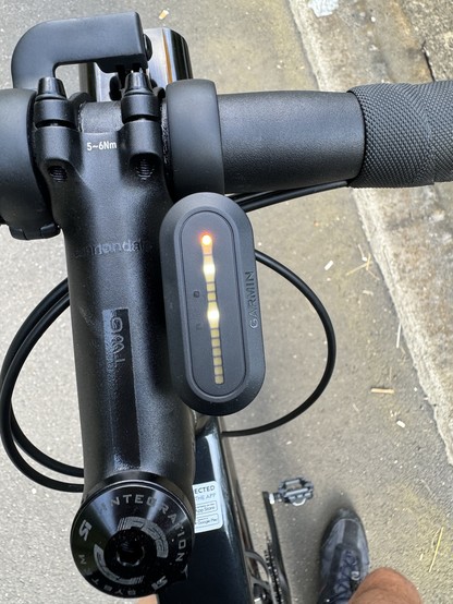 Display des Garmin-Radars am Fahrradlenker. Die orangene LED bin ich, von hinten nähern sich 2 Fahrzeuge, dargestellt durch 2 näher kommende LEDs.