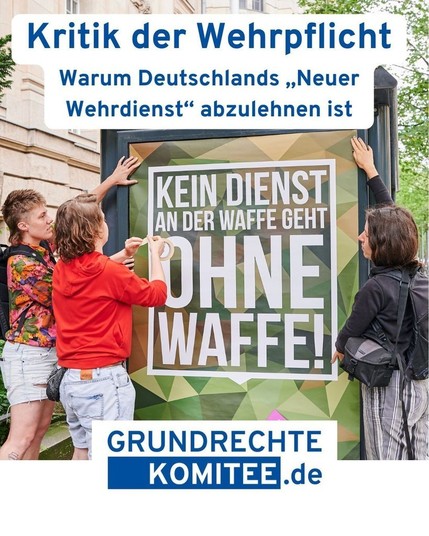 29.7.2020 | Aktivist:innen kleben ein Plakat der Bundeswehr mit dem abgeänderten Slogan «Kein Dienst an der Waffe geht ohne Waffe!» vor dem Kriminalgericht in Moabit an. | picture alliance/dpa | Annette Riedl