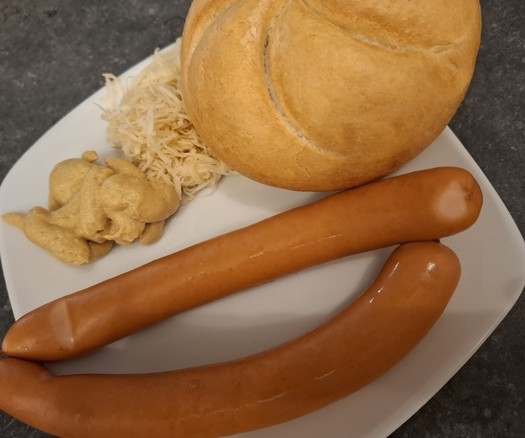 Frankfurter mit Senf und Kren und eine Semmel