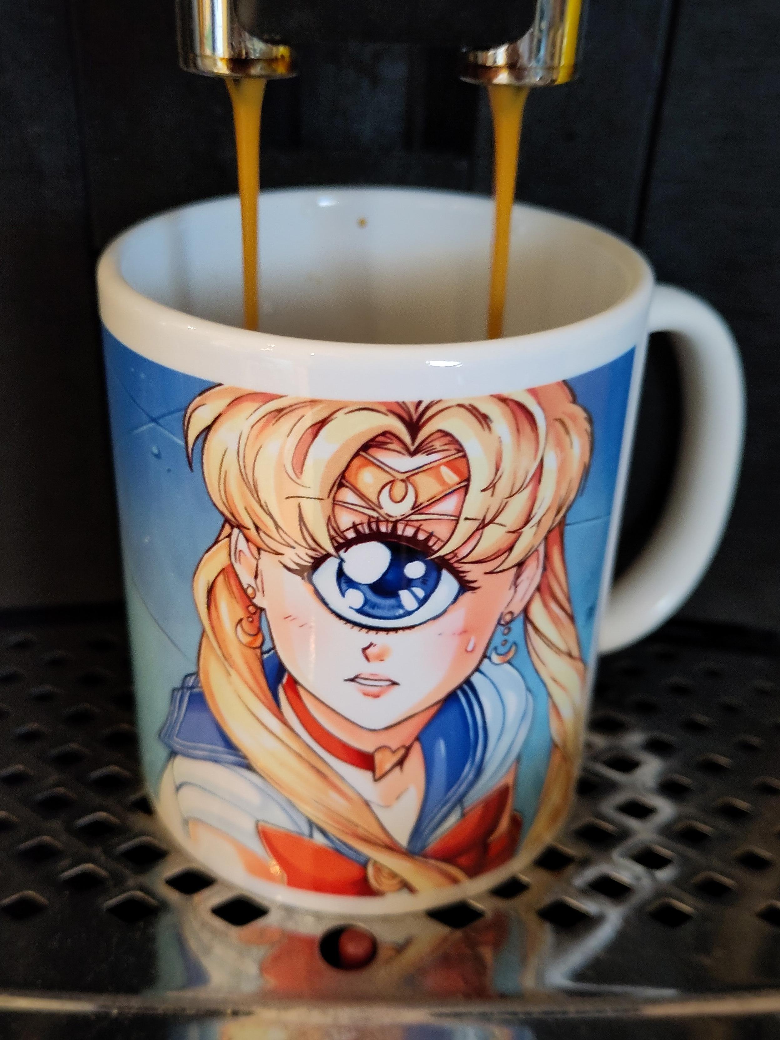 Eine Tasse mit Sailor-Moon drauf. Nur ist Sailor Moon ein Zyklop.