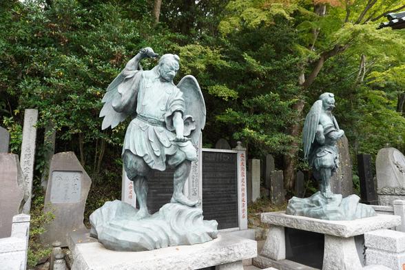 Tengu-Figuren mit menschlichem und mit Vogelgesicht