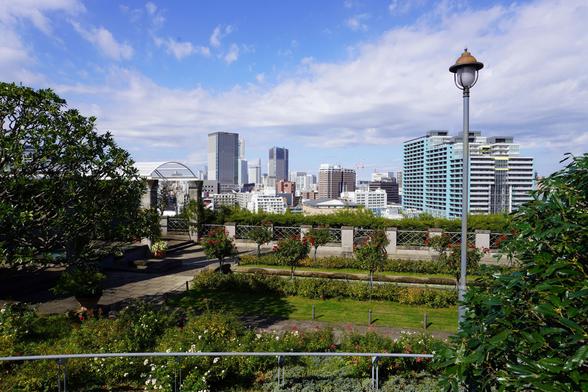 Blick vom Italienischen Berg über den italienischen Garten ins Hafenviertel herunter