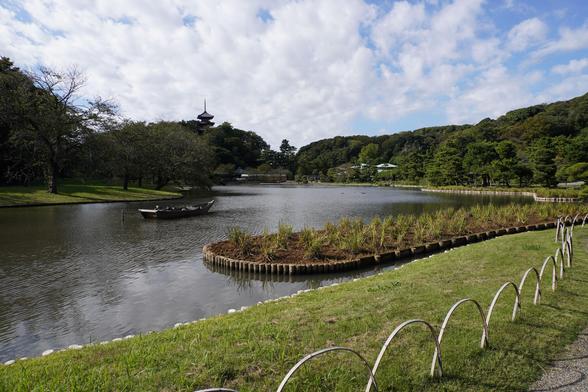 Blick über den Teich zur Pagode im Sankeien