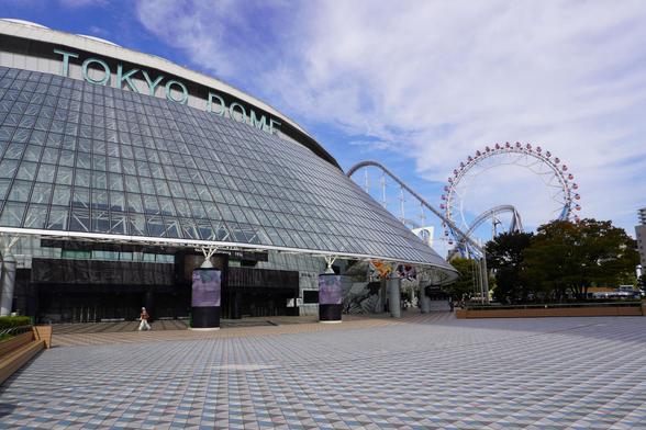 Tokyo Dome Stadion - vor allem für Baseball genutzt - und dahinter Riesenrad und Achterbahn des Vergnügungsparks