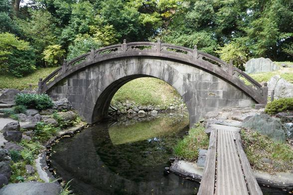 Mondbrücke im Korakuen - Brückebogen und dessen Spiegelung bilden einen Kreis