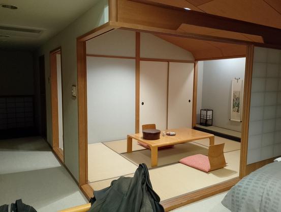 Blick in die japanische Hälfte eines japanisch-westlichen Ryokan-Zimmers