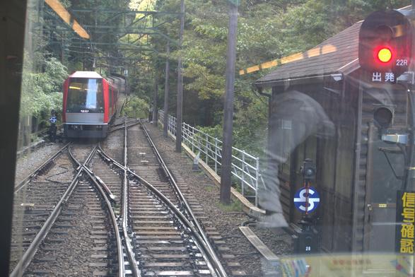 Begegnung mit einem Gegenzug in einer Spitzkehre auf der Hakone-Tozan-Linie