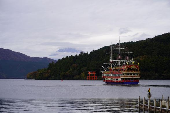 Blick vom Garten der Sommerresidenz auf den Ashi-See mit Piratenschiff-Fähre, Torii des Hakone-Schreins und Fuji im Hintergrund.