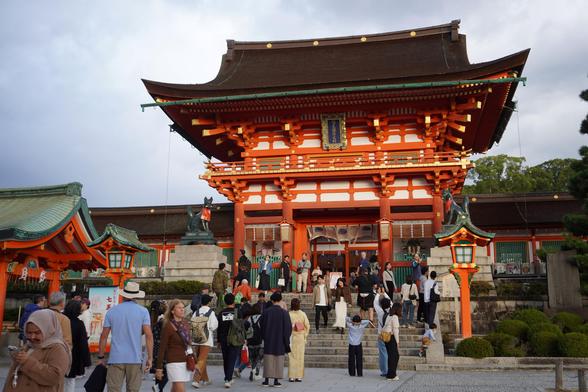 Tor zum unteren Hauptschrein des Fushimi Inari Taisha