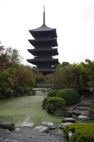 Pagode des To-ji, im Vordergrund der Garten des Tempels