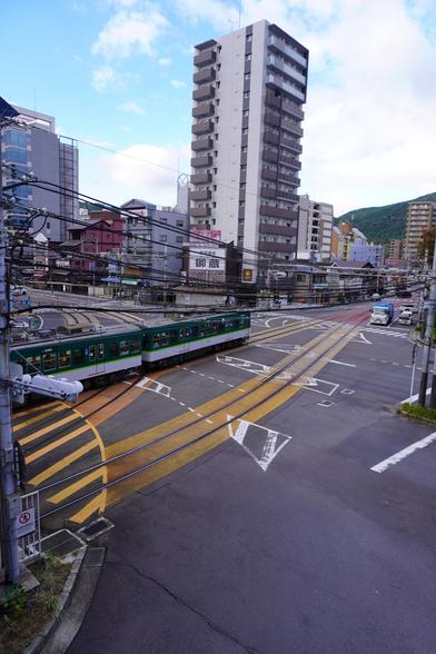 Otsu am Biwa-See, die Regionalbahn fährt hier im Ort abschnittsweise als Straßenbahn