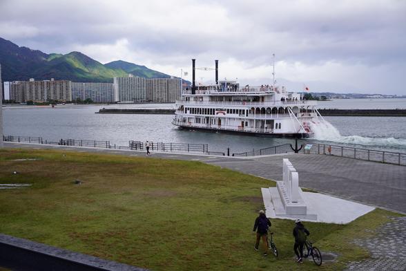 Blick über den Biwa-See am Ufer von Otsu, mit Ausflugsschiffs in Gestalt eines Mississippi-Dampfers