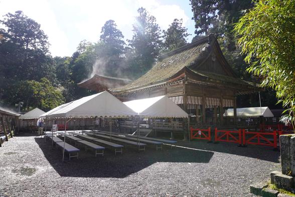Tanzhalle und Tor des Hisashi-Taisha-Schreins dampfen in der Sonne