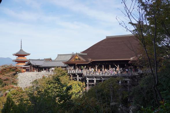 Blick auf den Kiyomizu-dera mit Pagode und Haupthalle auf einer hölzernen Terrasse.