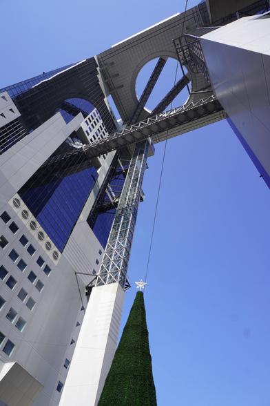 Blick von unten das Umeda Sky Building hoch. Oben die eingehängte Aussichsplattform, Rolltreppen und der Aufzug. Unten zu sehen der schon aufgebaute "Weihnachtskegel".