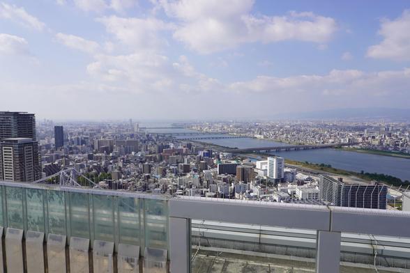 Blick vom Umeda Sky Building zum Hafen