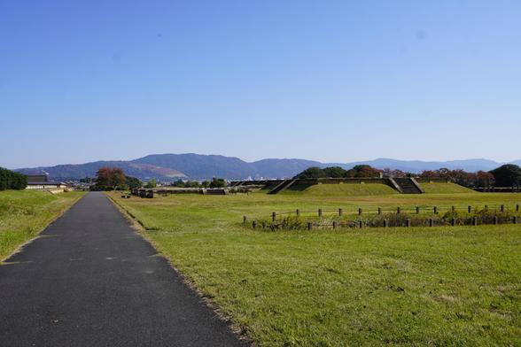 Blick über den archäologischen Park des Palastgeländes, im Hintergrund die Berge des Naraparks