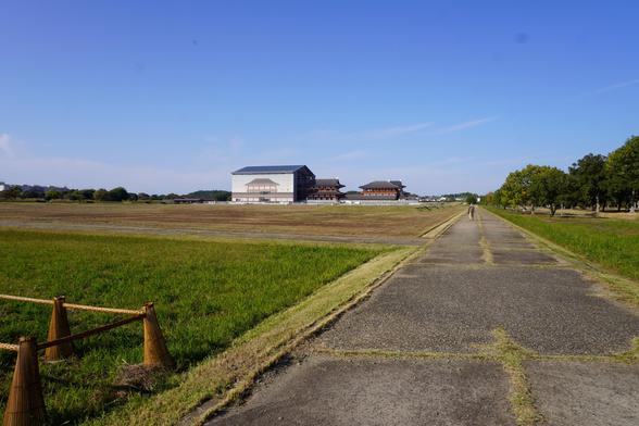 Blick über das Parkgelände, weiter hinten Rekonstruktionen von Torhaus und Turm sowie Halle zum Bau des nächsten Turms