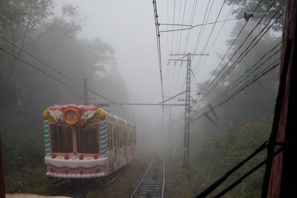 Standseilbahn und entgegenkommendes Fahrzeug im Nebel auf der Fahrt zu Ikoma Sanjo