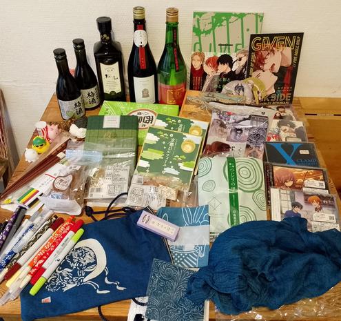 Tisch voll mit Mitbringseln