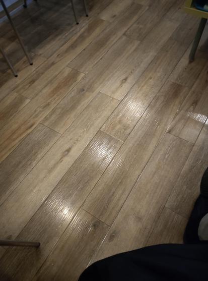 Vinylboden in Eichenlaminatoptik. Sehr pflegeleicht.