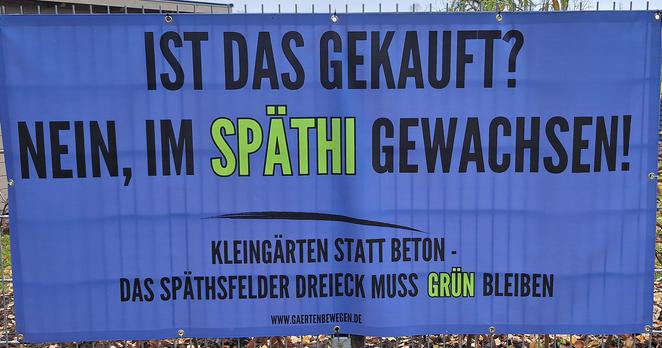 Plakat: "Ist das gekauft? NEIN, im Späthi gewachsen. Kleingärten statt Beton. Das Späthsfelder Dreieck muss grün bleiben"
