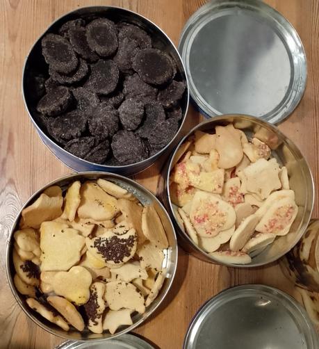 Blechdosen mit selbstgebackenen Plätzchen