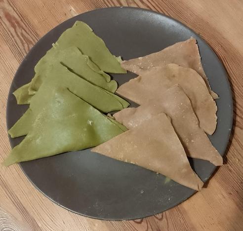 8 Yatsuhashi mit Zimt und Matcha auf einem Teller