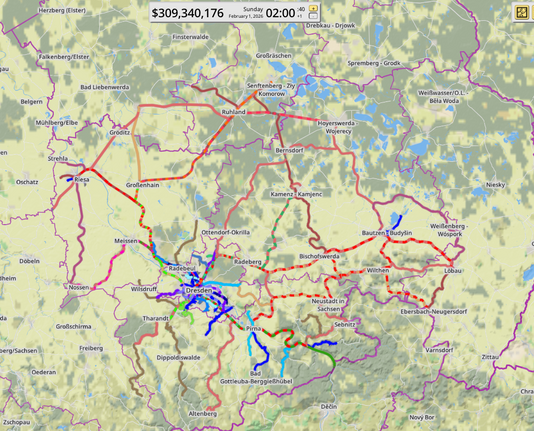 Screenshot der Karte im Spiel: Strecken- und Liniennetz um Dresden.
blau - Straßenbahn
grün - S-Bahn
braun - RB
rot/orange - RE