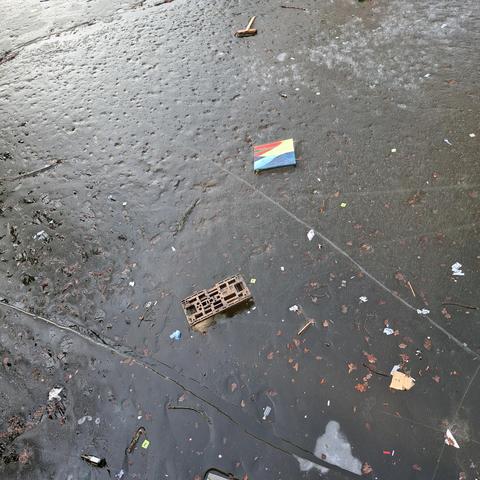 Ein Gemälde & ein Baustellenteil liegen auf dem Eis vom Landwehkanal